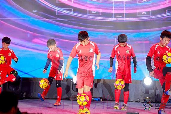 为热爱加冕 2018人民足球颁奖典礼在长沙举行 为热爱加冕 2018人民足球颁奖典礼在长沙举行