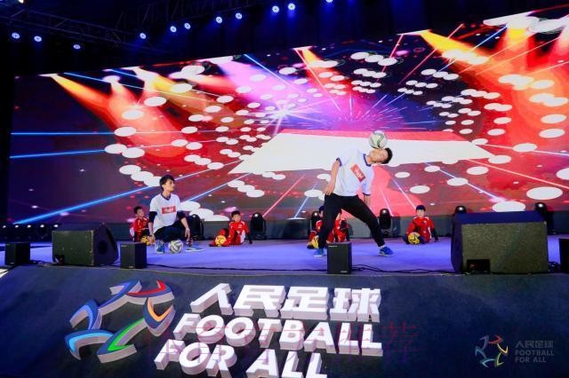 为热爱加冕 2018人民足球颁奖典礼在长沙举行 为热爱加冕 2018人民足球颁奖典礼在长沙举行